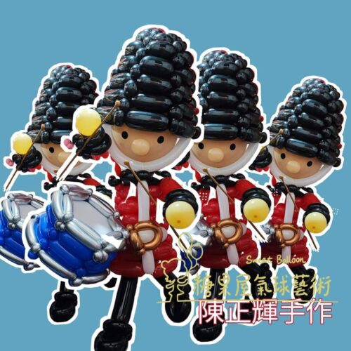 多位皇家衛兵氣球公仔排隊合照