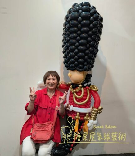 皇家衛兵氣球人偶與來賓合影
